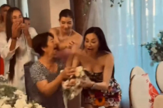 Anastasija Ražnatović baca bidermajer na venčanju sa Nemanjom Gudeljem