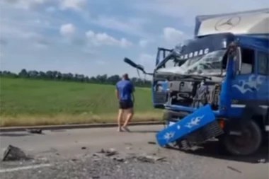 TEŽAK SUDAR NA PUPINOVOM MOSTU! Kamion udario u autobus i odbacio ga u njivu! (VIDEO)