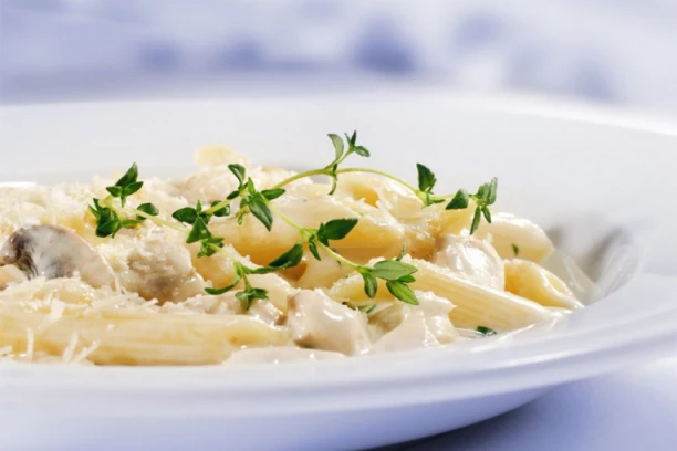 NE JEDITE OVO! POVLAČI SE POPULARNA PASTA: Utvrđeno prisustvo salmonele!