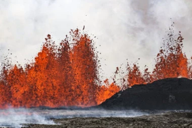 LAVA LETELA 50 METARA UVIS: Nove eruptivne aktivnosti vulkana uznemirile Islanđane, naučnici izdali zabrinjavajuće saopštenje (VIDEO)