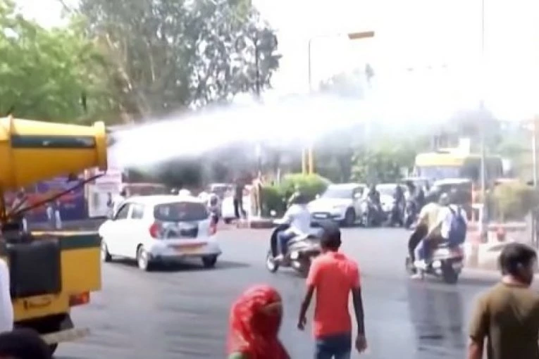 DRŽAVA SE ISTOPILA NA SUNCU, JEDAN RADNIK PREMINUO OD TOPLOTNOG UDARA: Nezapamćene vrućine, u prestonici više od 50 STEPENI (VIDEO)