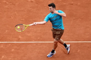 KECMANOVIĆ PROŠAO KAO BOS PO TRNJU: Naš teniser PREDAO MEČ i završio nastup na Rolan Garosu