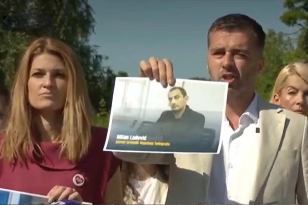 SKANDAL! SAVO MANOJLOVIĆ CRTA METU NA ČELU NOVINARIMA! A sve nakon lažne afere Vuka Cvijića i Šolakovih medija!