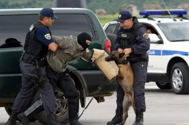BEŽAO OD POLICIJE, IZGUBIO KONTROLU I UDARIO U ZID! Lakše povređeni on i suvozač: Policija mu oduzela pištolj!