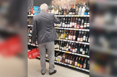 DOKTOR NESTOROVIĆ NE MOŽE BEZ "FLAŠE"! Ponovo smo uhvatili poznatog pulmologa i političara u kupovini! (FOTO/VIDEO)