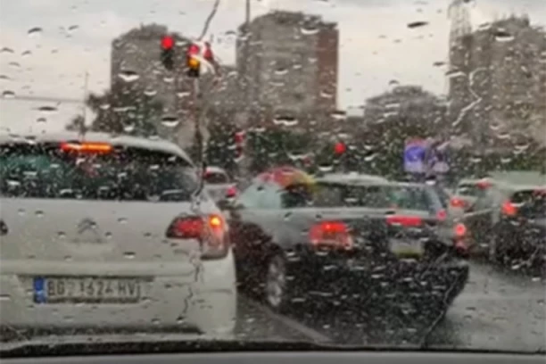 VOZAČ KABRIOLETA LJUDE DOVEO DO SUZA, ALI OD SMEHA! Evo šta je uradio dok se tokom pljuska zadesio u beogradskoj gužvi! (VIDEO)