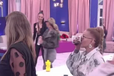 MAJA DOTAKLA DNO: Trči kao kuče za Aneli i traži od nje LJUBAVNI SAVET, svi joj se smeju, Janjuš na APARATIMA!