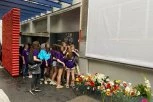 POTRESNO! Maturanti sa Vračara slave poslednji dan škole - SVI PLAKALI ISPRED "RIBNIKARA"! (FOTO, VIDEO)
