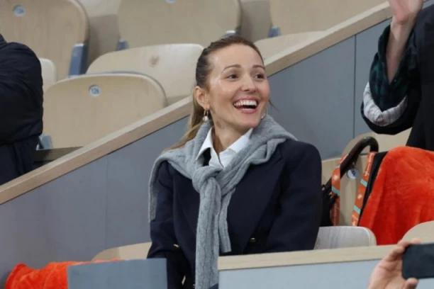 ŠIK IZDANJE JELENE ĐOKOVIĆ SA ROLAN GAROSA: Odlučila se za jednostavnu, ali atraktivnu kombinaciju