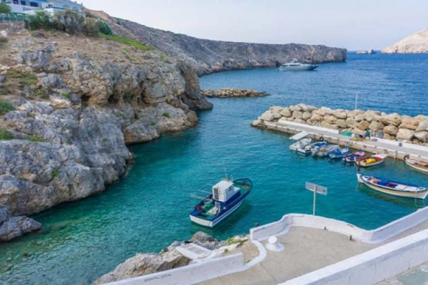 HOROR NA LETOVANJU U GRČKOJ! Na devojčicu (4) pala vrata u iznajmljenom smeštaju! Bukvalno su je ZGNJEČILA!