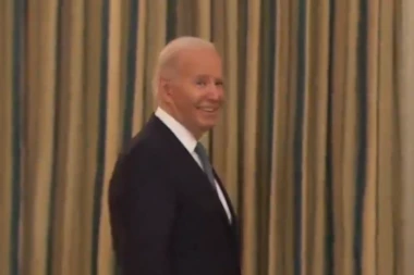 URNEBESNA REAKCIJA BAJDENA: Pogledajte kako je reagovao šef Bele kuće na pitanje o komentaru Donalda Trampa (VIDEO)