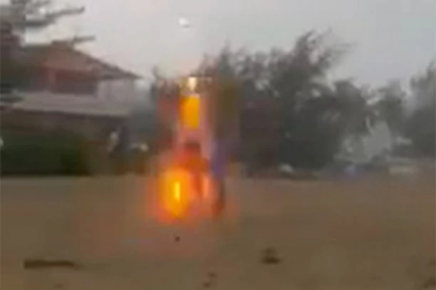 GROM POGODIO NAJMANJE DESET OSOBA, MEĐU NJIMA I DECU: Drama u predgrađu, lekari morali da REANIMIRAJU povređene!