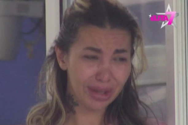 ANELI KRENULA DA SE BACI SA ĆERKOM SA TERASE?! Isplivala uznemirujuća INFORMACIJA, nastao neviđeni KARAMBOL u porodičnom domu!