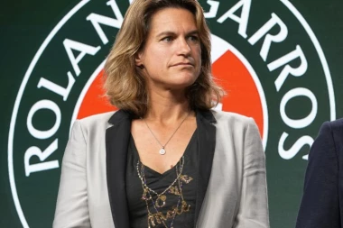 "ZNATE ŠTA, NEĆU DA..."! Direktorka Rolan Garosa POBESNELA zbog pitanja o Novaku!