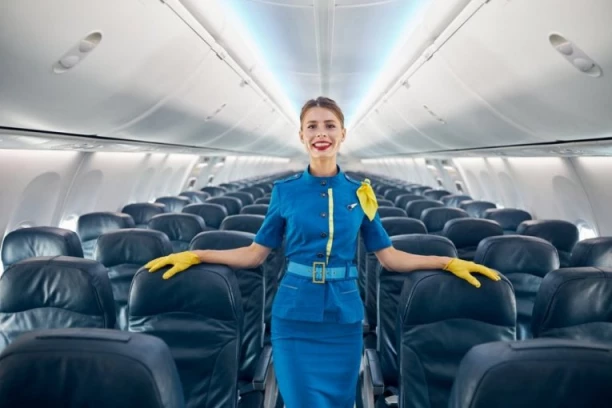 ZNATE LI ZAŠTO STJUARDESA POZDRAVLJA SVAKOG PUTNIKA NA ULAZU U AVION: Nije samo iz ljubaznosti, razlog može da vam SPASI život!