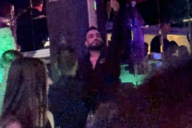 DARKO LUMPOVAO SA VOLKOVIM, NAZDRAVLJALI ŽESTINOM! Lazić bez trudne supruge uhvaćen u noćnom provodu (FOTO)