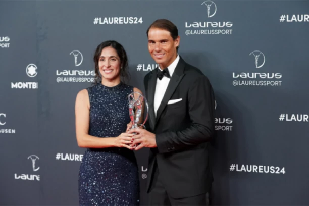 ŽENA IZ SENKE KOJA U STOPU PRATI NADALA: Igra ključnu ulogu u njegovom životu, na burmu je čekala 17 godina! (FOTO)