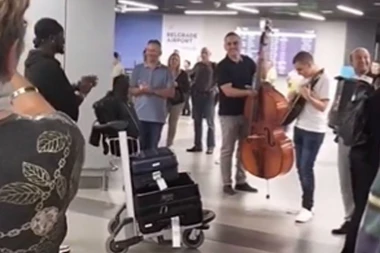 OPŠTENARODNO VESELJE NA BEOGRADSKOM AERODROMU! Evo kako je dočekan jedan putnik na "Nikoli Tesli"! "ZAVIČAJU, SRCU MIO"! (VIDEO)