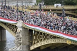 ORBAN OKUPIO DESETINE HILJADA MAĐARA NA MASOVNOM MITINGU U BUDIMPEŠTI! Poruka je JASNA! Pevaju himnu i nacionalne pesme, TO ZNAČI SAMO JEDNO!