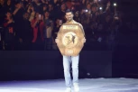 KAKVA ČAST! NOVAK SA NAJČUDNIJIM PEHAROM: Trofej šampionu iz ruku Đokovića!