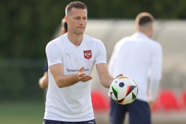 ZVEZDIN KAPITEN BLISTA MEĐU "ORLOVIMA"! Biće BORBE za drugo mesto! ODBRANA nije tri-četiri čoveka, već ČITAV TIM!