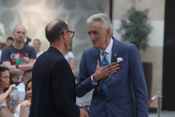 MIRKO KODIĆ OD SRCA PODRŽAO AĆIMOVIĆE: Pojavio se na izložbi ANGELININIH HALJINA, s ovom porodicom ga je spojila BOLNA SUDBINA!