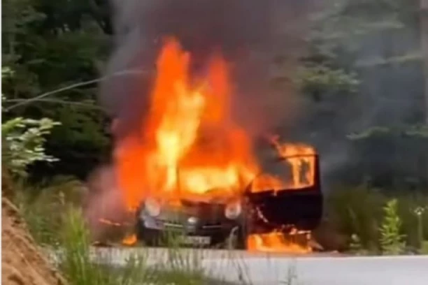 SABLASNI PRIZOR KOD ARANĐELOVCA! Automobil KREMIRAN na uzbrdici u selu Garaši, crni dim PROGUTAO vozilo (VIDEO)