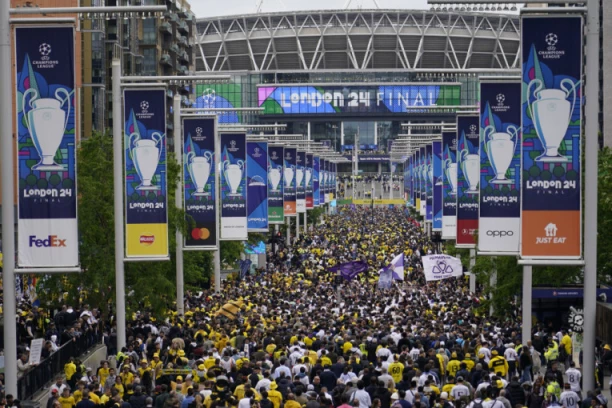 NEMCI PREPLAVILI ULICE LONDONA! Sve je u ŽUTO-CRNOM! Kolona navijača Dortmunda ODUŠEVILA Evropu! (VIDEO)
