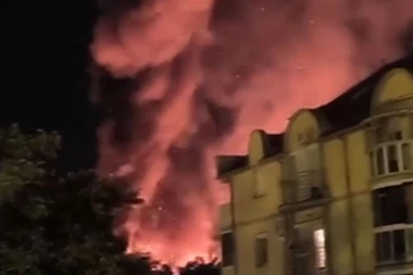 VATRA GUTA SVE PRED SOBOM, VATROGASCI SAMO PRISTIŽU! Požar na Čukarici se širi, vatra bukti na brdu, nemoguće joj prići! ZAPALILO SE I DESET AUTOMOBILA! (FOTO/VIDEO)