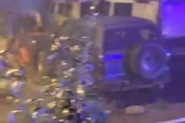 OVAKO IZGLEDA POSLE POŽARA NA ČUKARICI, SVE OPUSTOŠENO: Automobili spaljeni, od dima se teško diše...! (FOTO/VIDEO)