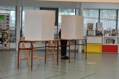 HAOS U NOVOM SADU! Novinar portala 021.rs oteo birački materijal, napao članove biračkog odbora i pokušao da SPREČI Vučevića da glasa!