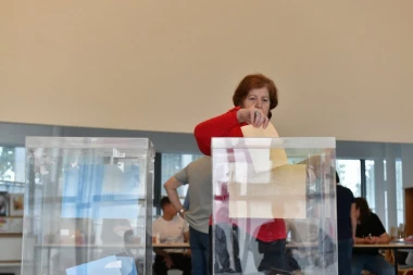 PRVI GLASAČI VEĆ OBAVLJAJU SVOJU GRAĐANSKU DUŽNOST! Biračko mesto u "Belvilu" vrvi od ljudi! OVDE ĆE GLASITI I PREDSEDNIK VUČIĆ!