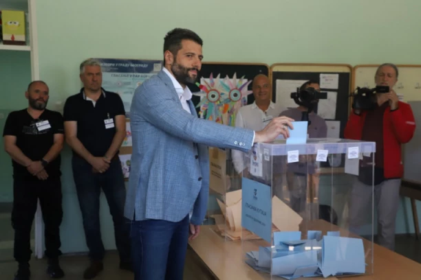 GLASAO KANDIDAT ZA GRADONAČELNIKA BEOGRADA ALEKSANDAR ŠAPIĆ! Građani ga srdačno dočekali ispred birališta!! (VIDEO/FOTO)