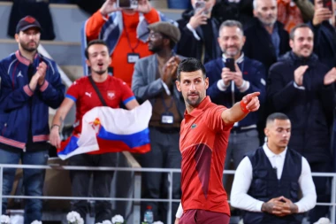 SAM PROTIV SVIH: Klinac PRKOSIO većini i fanatično BODRIO NOVAKA! Poklon od Srbina i poljubac U GLAVU pamtiće celog života!