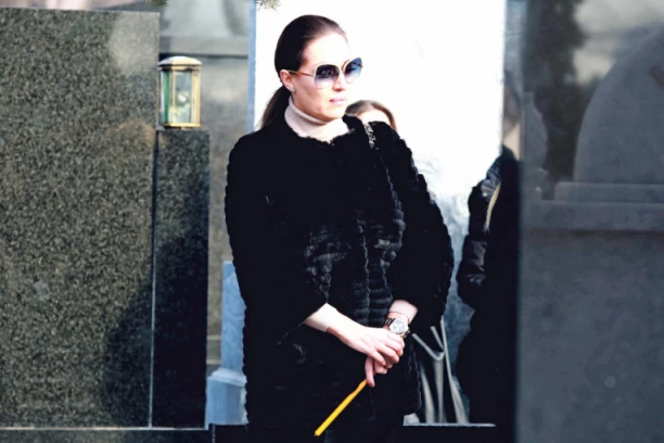 CECA NA ARKANOVOM GROBU DOBILA TELEFONSKI POZIV KOJI JEŽI DO KOSTIJU: Ono što je tada čula pamtiće do KRAJA ŽIVOTA, dugo je čuvala kao TAJNU!