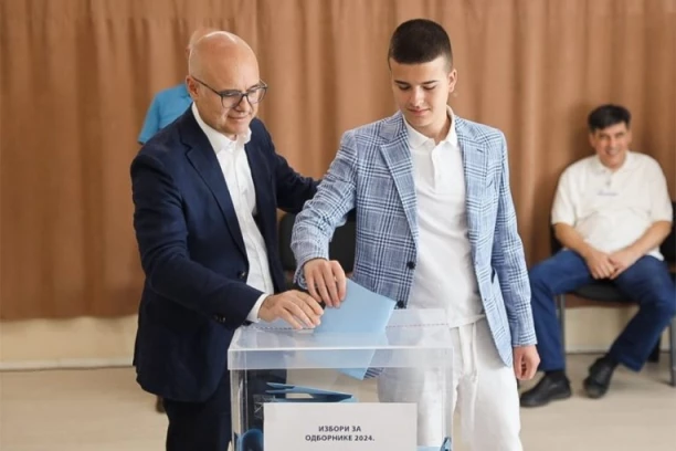 PREMIJER VUČEVIĆ GLASAO U NOVOM SADU: Na glasačkom mestu sa suprugom i sinovima obavio građansku dužnost (FOTO)