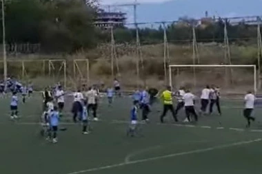 RODITELJI, STIDITE SE! TUČA I KRVAVE GLAVE na utakmici mališana! Mladi fudbaleri gledali u NEVERICI! (VIDEO)