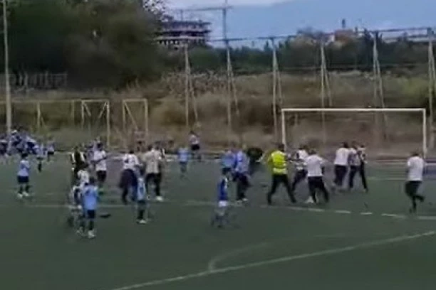 RODITELJI, STIDITE SE! TUČA I KRVAVE GLAVE na utakmici mališana! Mladi fudbaleri gledali u NEVERICI! (VIDEO)