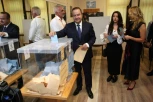 DAČIĆU PORODICA ČUVALA LEĐA! Ministar policije na glasanje došao sa ženom i decom! (VIDEO/FOTO)