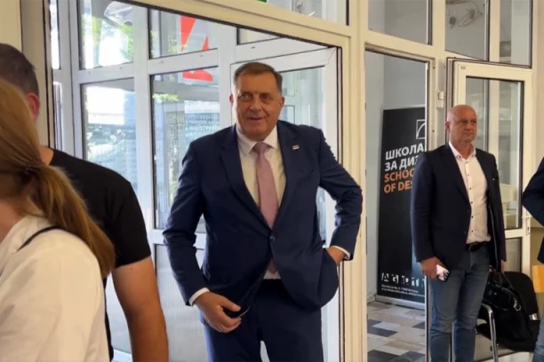 I MILORAD DODIK ISPUNIO SVOJU GRAĐANSKU DUŽNOST! Građani ga srdačno dočekali na Dedinju, propuštao starije gospođe da glasaju pre njega! (VIDEO/FOTO)