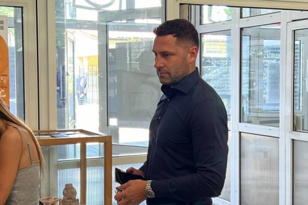 DUŠKO TOŠIĆ STIGAO NA GLASANJE NEPOSREDNO PRE DOLASKA KARLEUŠE: Fudbaler obavio svoju građansku dužnost i pokušao da izbegne suprugu!