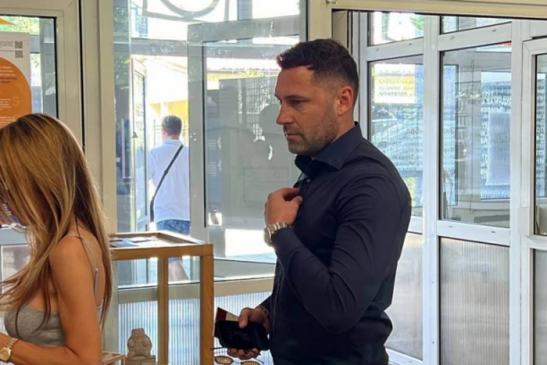 DUŠKO TOŠIĆ U PRATNJI DVE DAME STIGAO NA SVADBU: Bivši muž Jelene Karleuše u nikad ELEGANTNIJEM izdanju mami uzdahe!