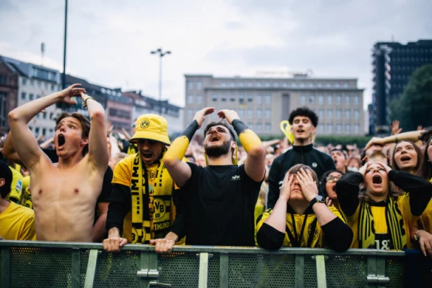 KO SE MAČA LATI - U FINALU STRADA! Žestoke kritike na račun Dortmunda! Poznati PROIZVOĐAČ ORUŽJA i municije novi SPONZOR!