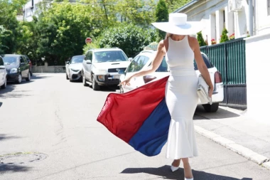 KARLEUŠA ODRŽALA ČAS IZ PATRIOTIZMA: Pojavila se na glasanju sva u BELOM, a iza nje se vijori SRPSKA ZASTAVA! Prizor koji oduzima dah (VIDEO)