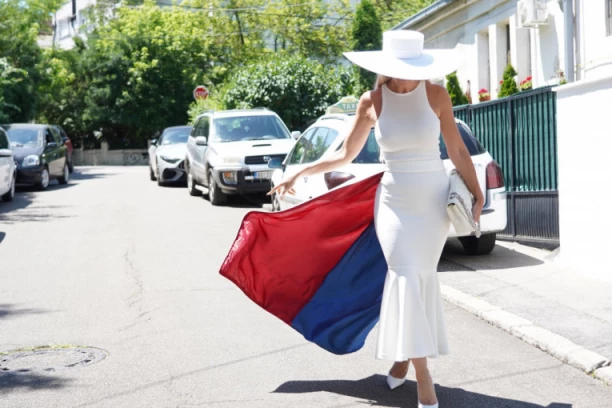 KARLEUŠA ODRŽALA ČAS IZ PATRIOTIZMA: Pojavila se na glasanju sva u BELOM, a iza nje se vijori SRPSKA ZASTAVA! Prizor koji oduzima dah (VIDEO)