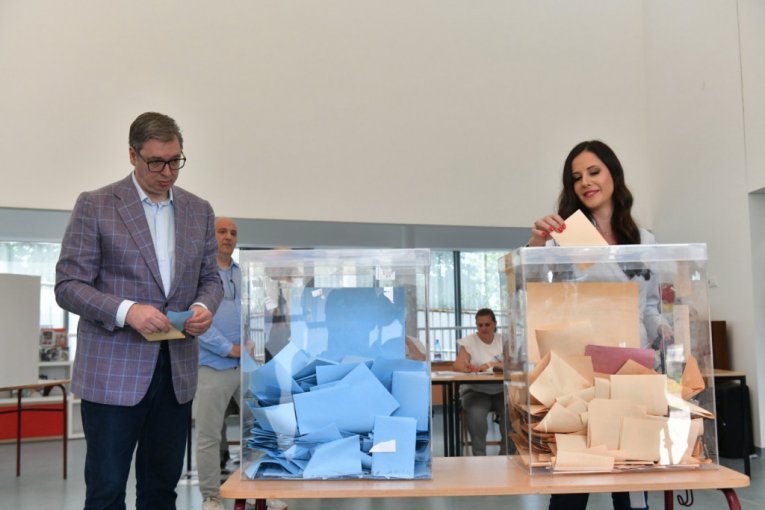 Predsednik Vučić glasao sa suprugom Tamarom