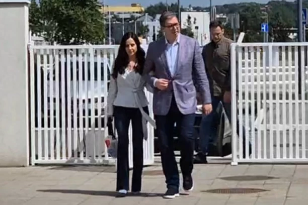 VUČIĆ NA GLASANJE DOŠAO SA SUPRUGOM, ALI OVO NIJE OČEKIVAO! Ispred birališta ga sačekala nepoznata žena u suzama!(VIDEO)
