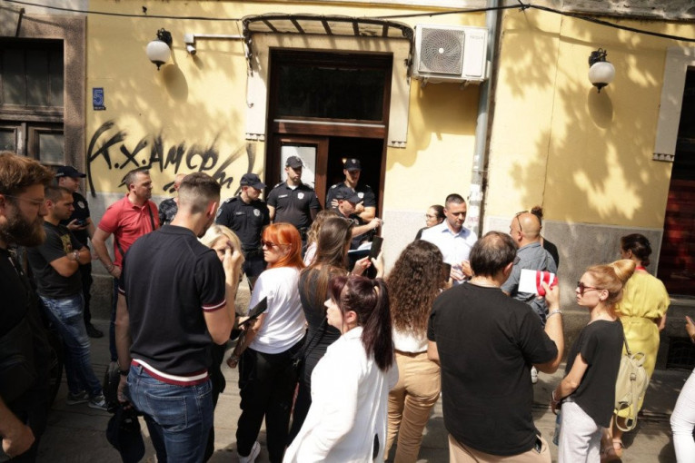 OPOZICIJA NASTAVLJA DA PRAVI HAOS: Upali u piceriju i napali vlasnika? Lazović na čelu "parade" (FOTO)