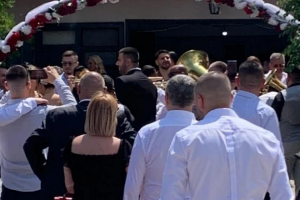 EKSKLUZIVNI SNIMCI! Treslo se Smederevo! Aleksandar Mitrović OŽENIO brata! Piksijev "orao" KITIO trubače, pa OPLEO kolce! (VIDEO)