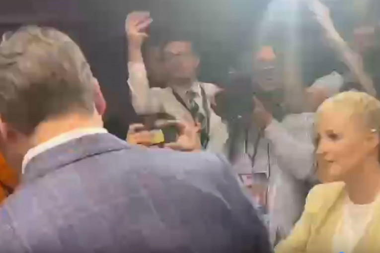 POGLEDAJTE KAKO SU POKUŠALI DA ISPROVOCIRAJU VUČIĆA! Oštro im odbrusio: Slede vam radosne vesti, ne sekirajte se! (VIDEO)